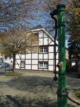 Urdenbach : Bücherstraße, der Ziehbrunnen Böke-Pump von 1874 ( Pumpe an den Buchen )